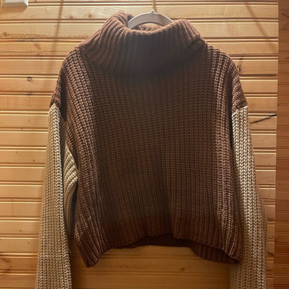 Women’s two colored Crop Sweater. Size Large. - Picture 2 of 4